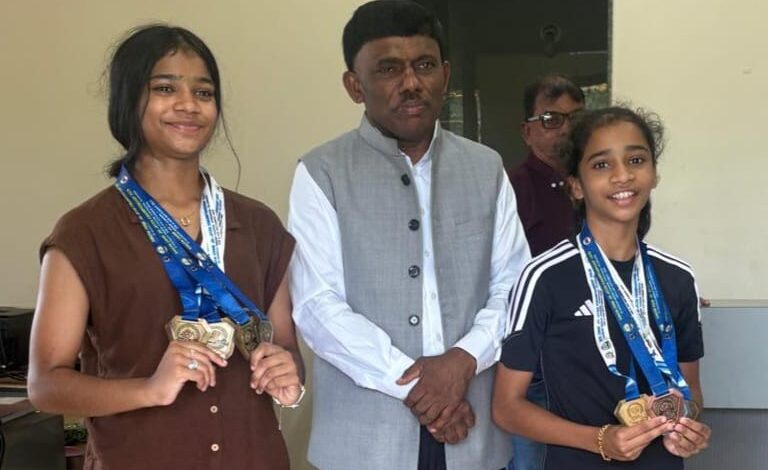 SPORTS MINISTER RAMESH TAWADKAR MEETS GOAN FIGHTERS ERICA & GIOVANNA DE SEQUEIRA